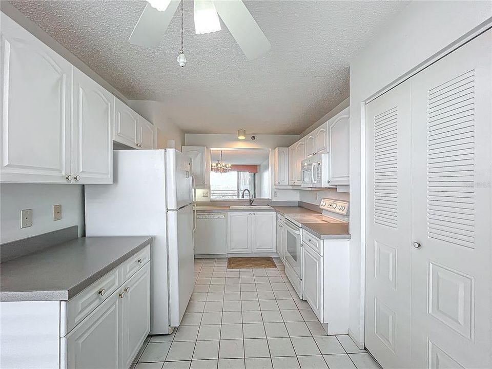 For Sale: $290,000 (2 beds, 2 baths, 1256 Square Feet)