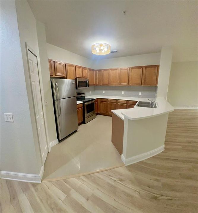 For Sale: $289,000 (3 beds, 2 baths, 1369 Square Feet)