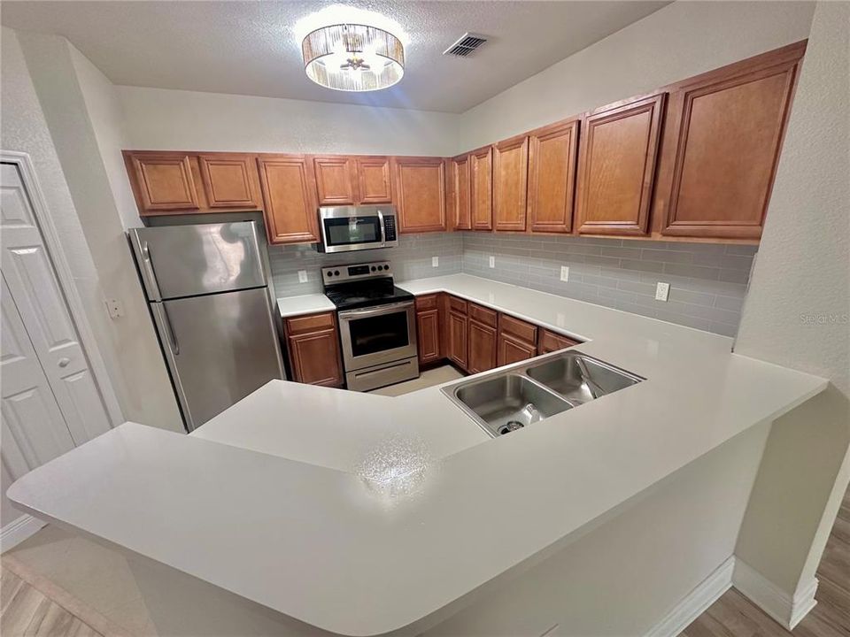 For Sale: $289,000 (3 beds, 2 baths, 1369 Square Feet)