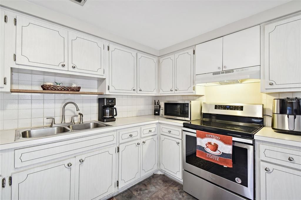 For Sale: $249,000 (2 beds, 3 baths, 1394 Square Feet)