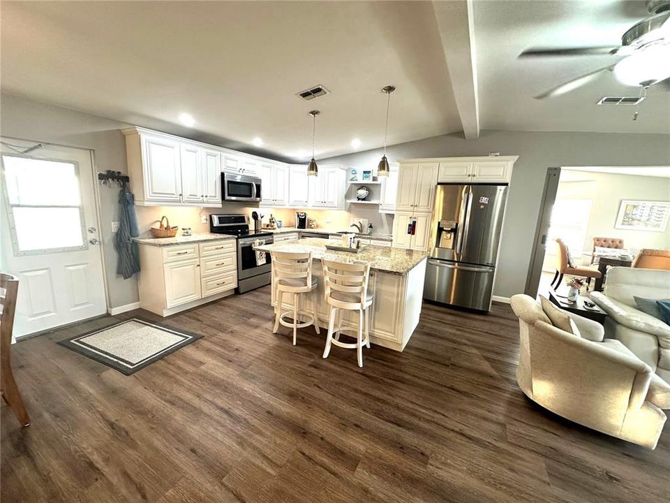 For Sale: $269,000 (2 beds, 2 baths, 1421 Square Feet)