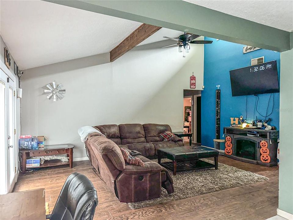 For Sale: $335,000 (3 beds, 2 baths, 1344 Square Feet)