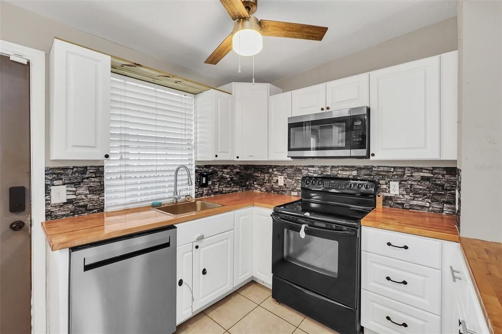 For Sale: $309,000 (3 beds, 2 baths, 972 Square Feet)