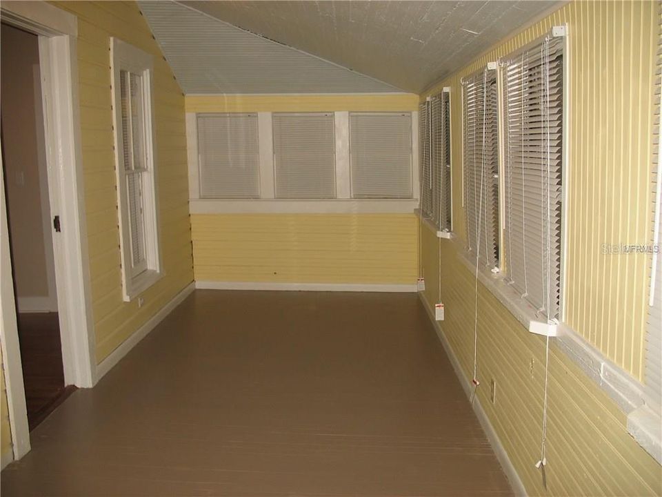 For Rent: $1,200 (2 beds, 1 baths, 720 Square Feet)