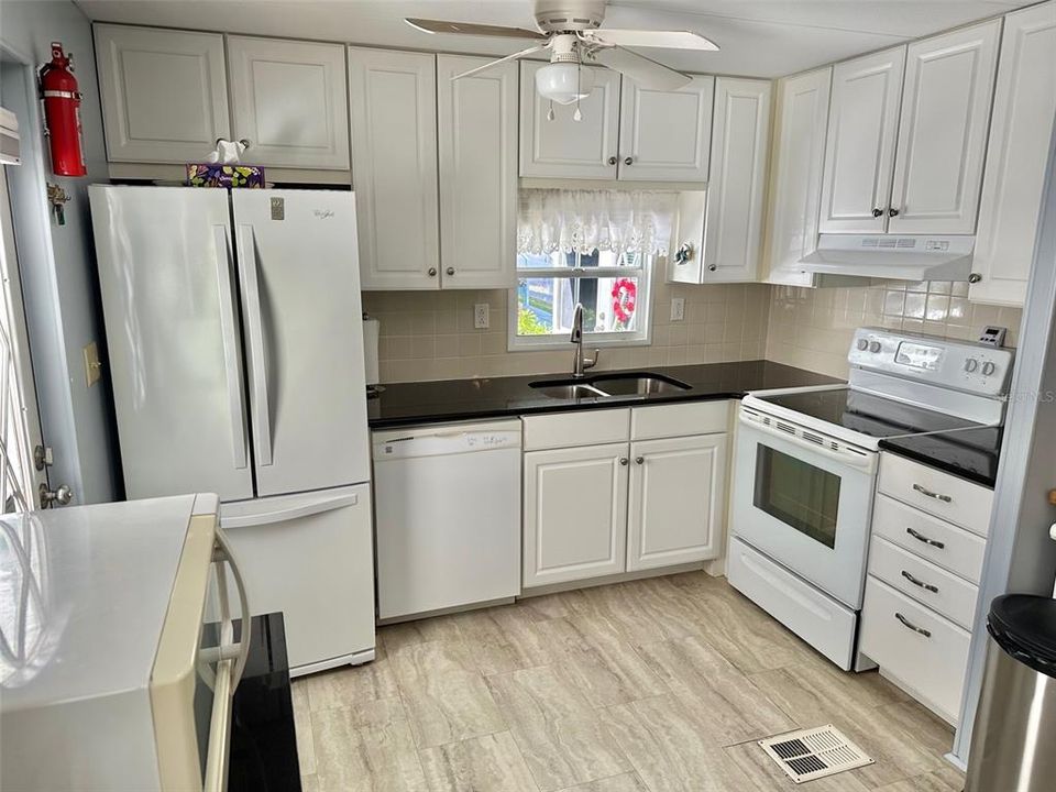 For Sale: $147,900 (2 beds, 2 baths, 984 Square Feet)