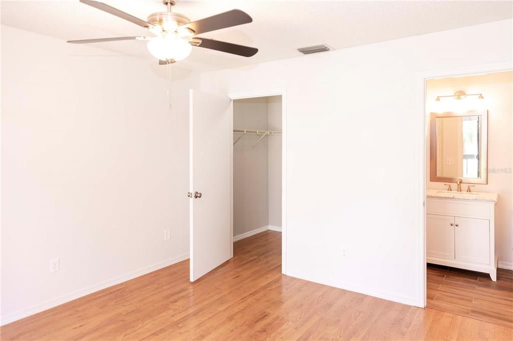 For Sale: $165,000 (1 beds, 1 baths, 572 Square Feet)