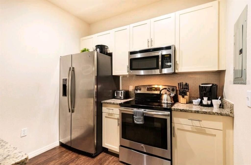 For Rent: $2,350 (3 beds, 2 baths, 1300 Square Feet)