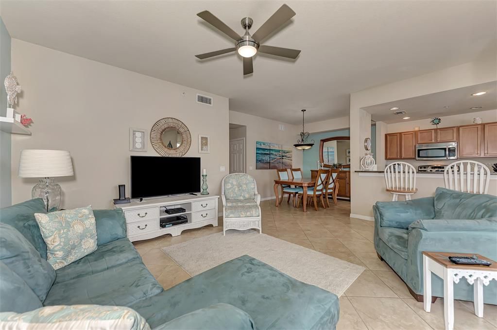 For Sale: $304,999 (2 beds, 2 baths, 1156 Square Feet)