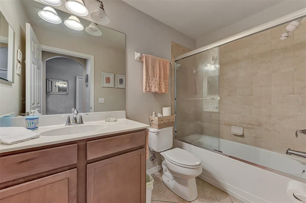 For Sale: $304,999 (2 beds, 2 baths, 1156 Square Feet)