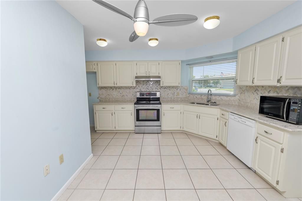 For Sale: $315,000 (2 beds, 2 baths, 1699 Square Feet)