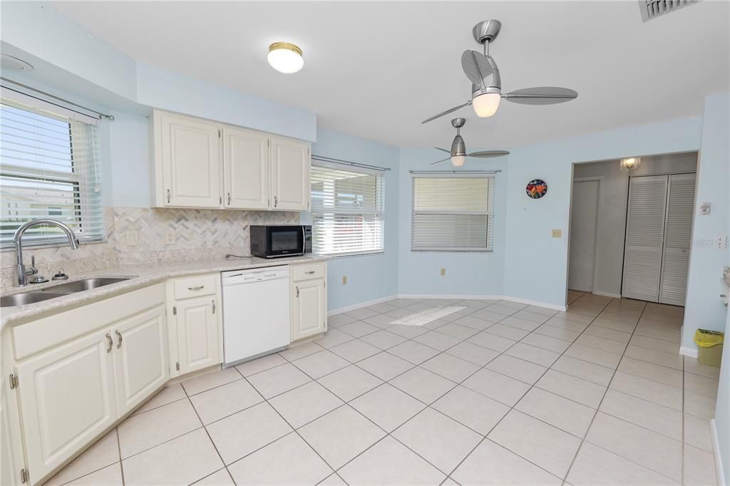 For Sale: $315,000 (2 beds, 2 baths, 1699 Square Feet)