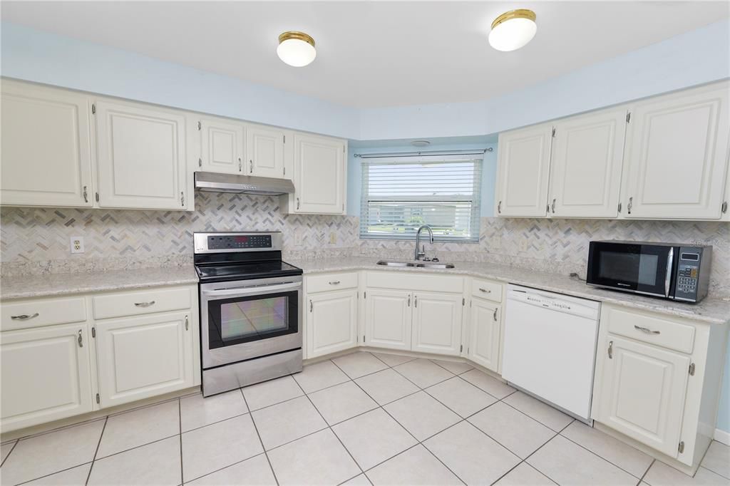 For Sale: $315,000 (2 beds, 2 baths, 1699 Square Feet)