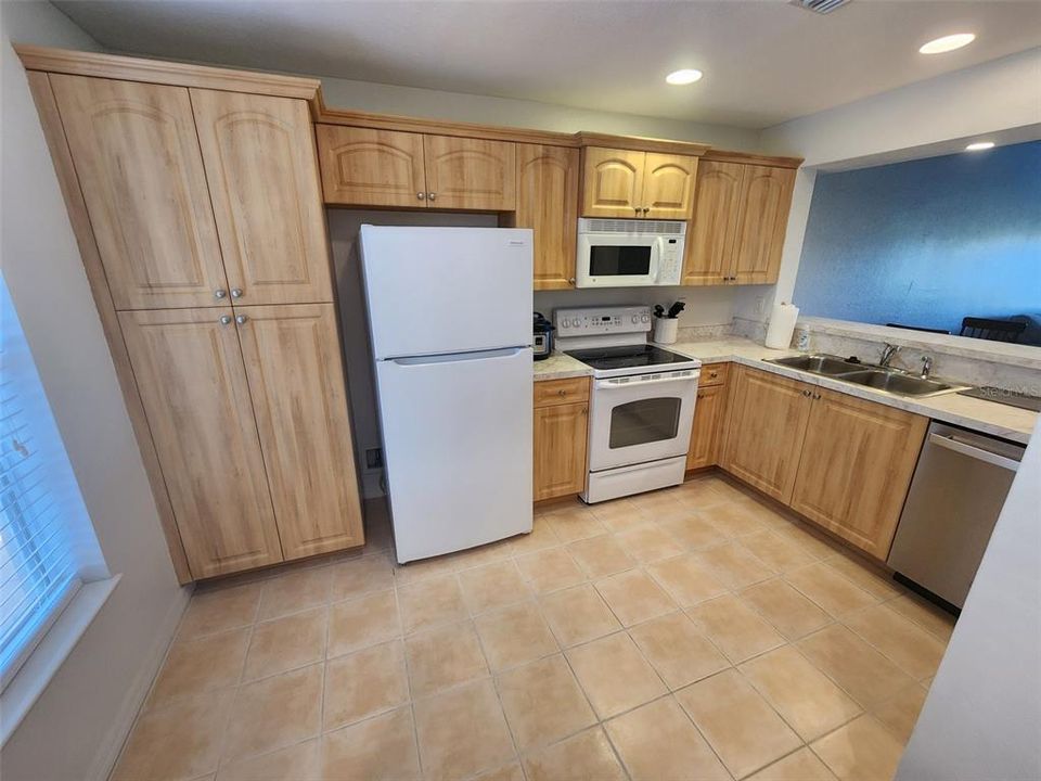 For Sale: $165,000 (2 beds, 2 baths, 1157 Square Feet)