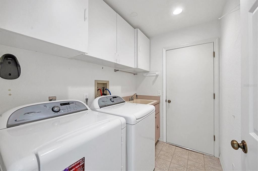 For Sale: $375,000 (3 beds, 2 baths, 1425 Square Feet)