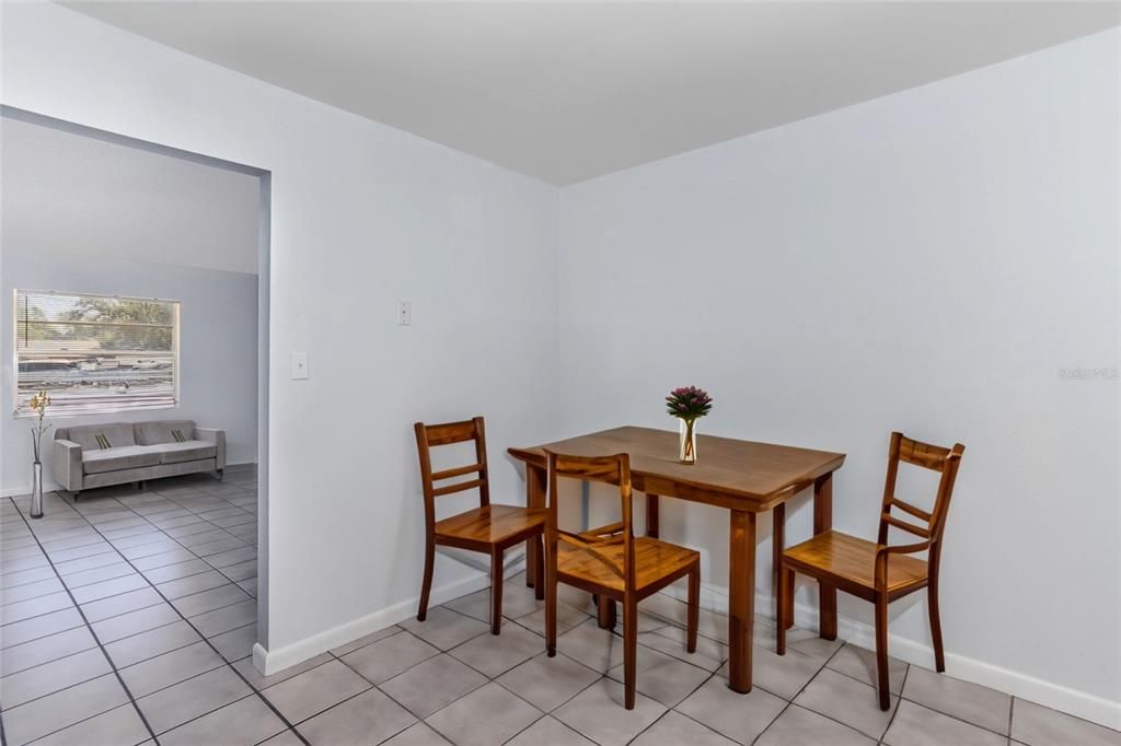 For Rent: $1,565 (2 beds, 1 baths, 830 Square Feet)