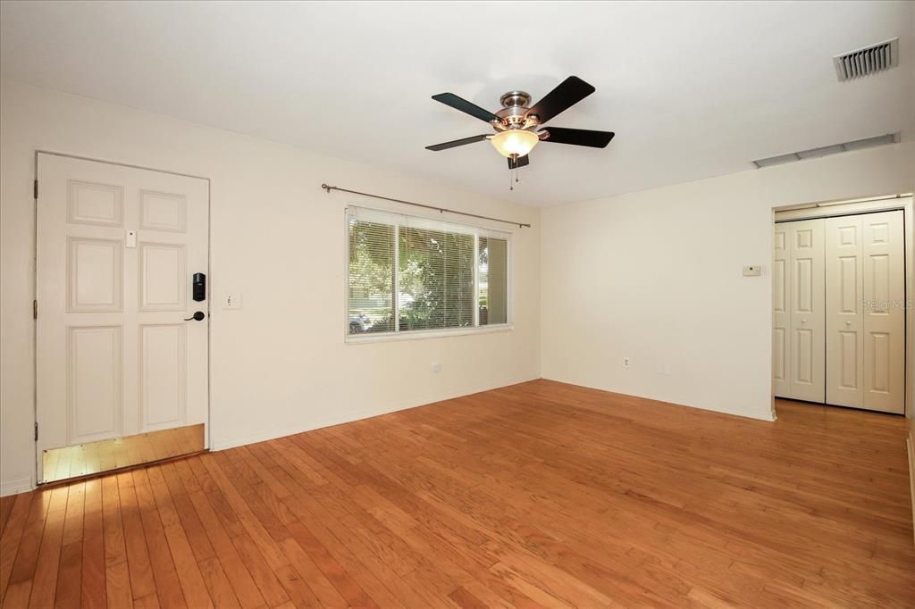 For Rent: $2,000 (2 beds, 1 baths, 953 Square Feet)