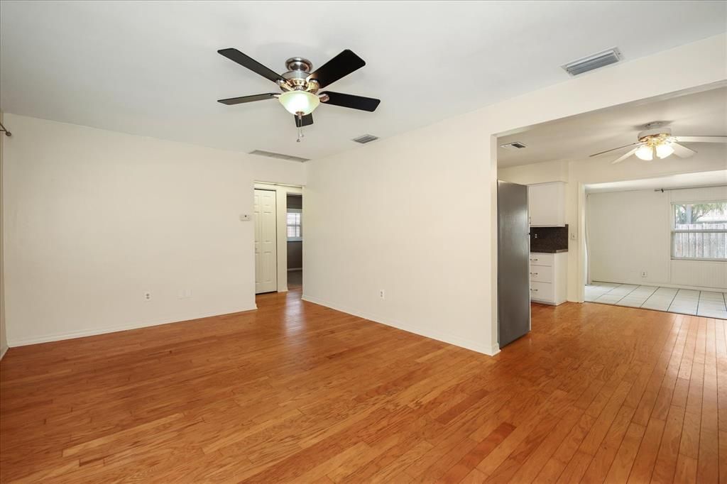 For Rent: $2,000 (2 beds, 1 baths, 953 Square Feet)