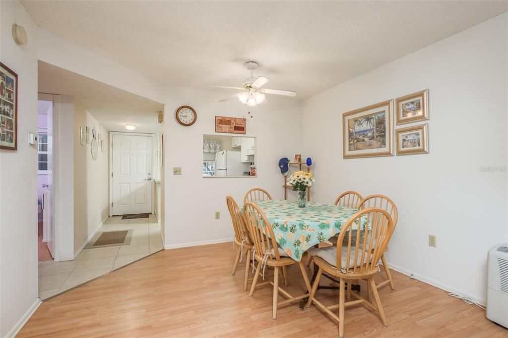 For Sale: $169,888 (2 beds, 1 baths, 973 Square Feet)