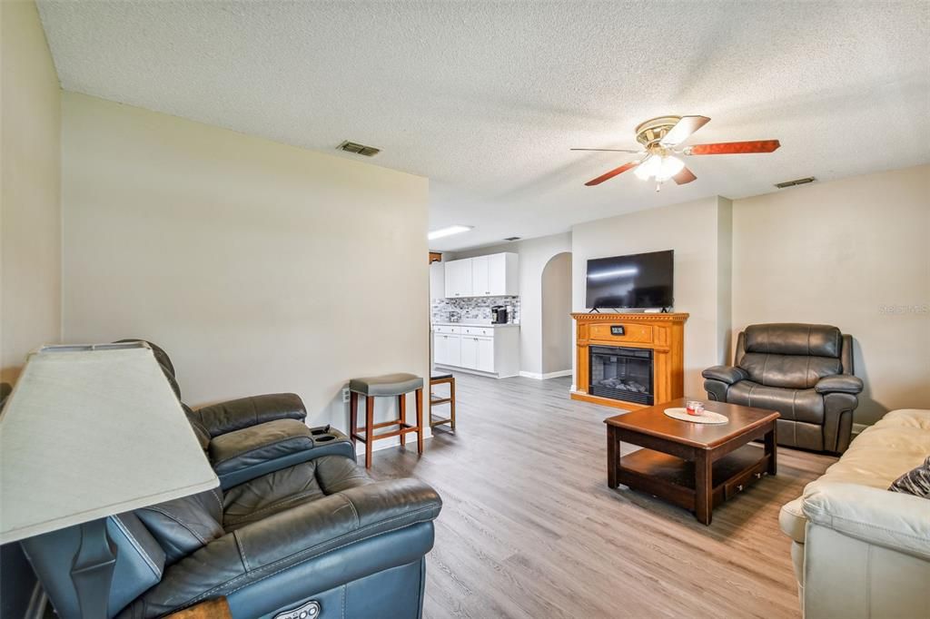 For Sale: $335,000 (2 beds, 2 baths, 1222 Square Feet)