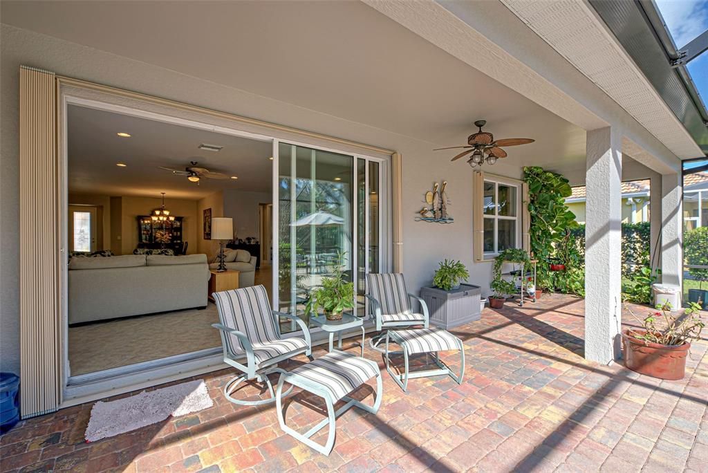 Covered lanai,with shade