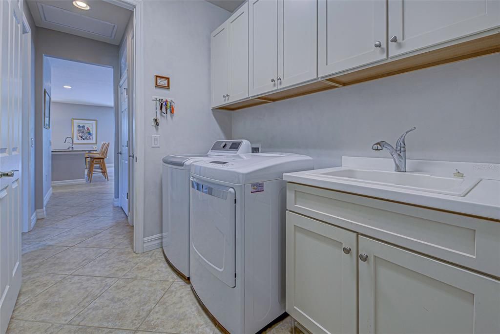 llaundry room with sink