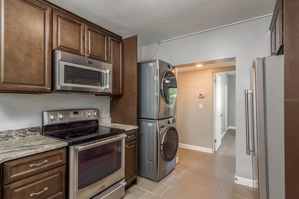 For Sale: $475,000 (2 beds, 1 baths, 951 Square Feet)