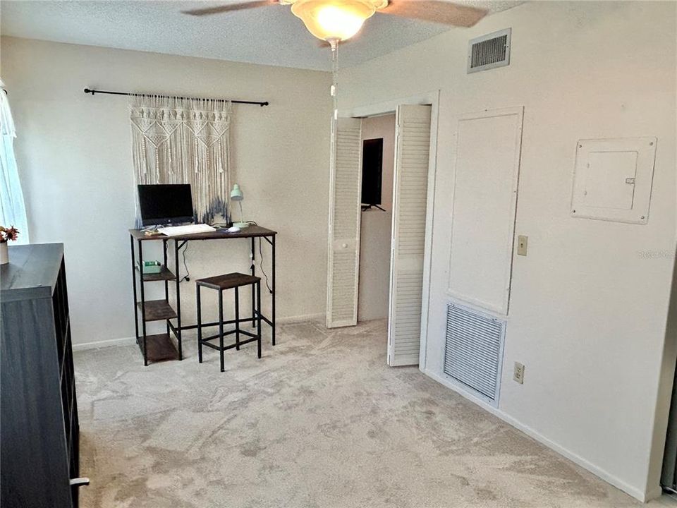 For Sale: $199,900 (2 beds, 2 baths, 1100 Square Feet)