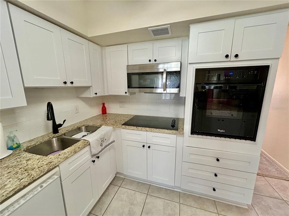 For Sale: $199,900 (2 beds, 2 baths, 1100 Square Feet)