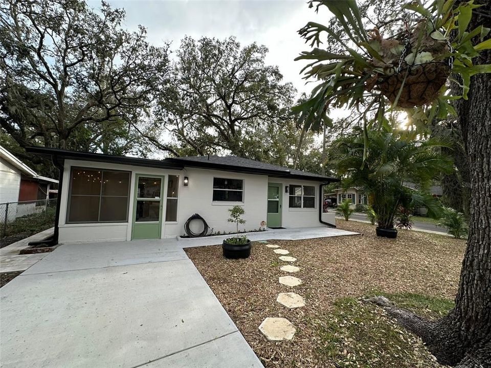 For Sale: $295,000 (2 beds, 1 baths, 799 Square Feet)