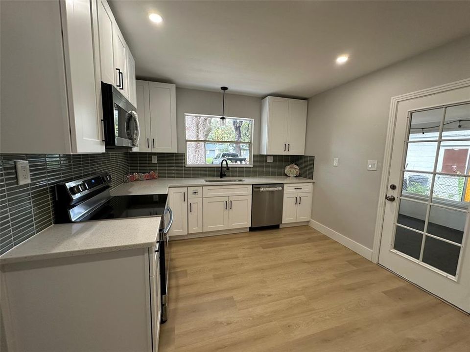 For Sale: $295,000 (2 beds, 1 baths, 799 Square Feet)