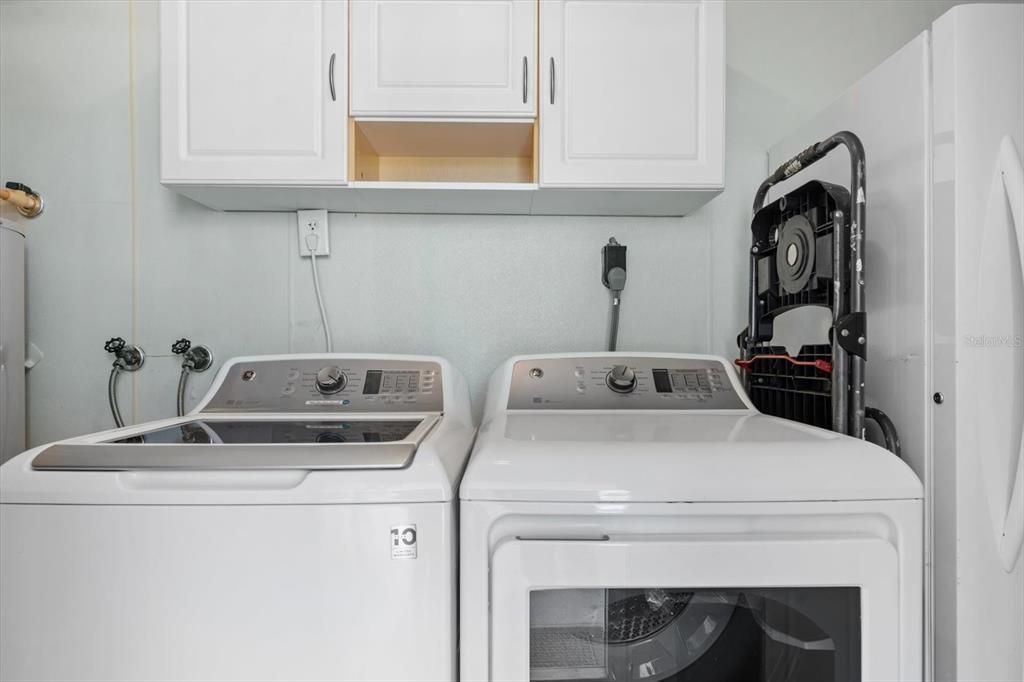 For Sale: $400,000 (2 beds, 1 baths, 899 Square Feet)