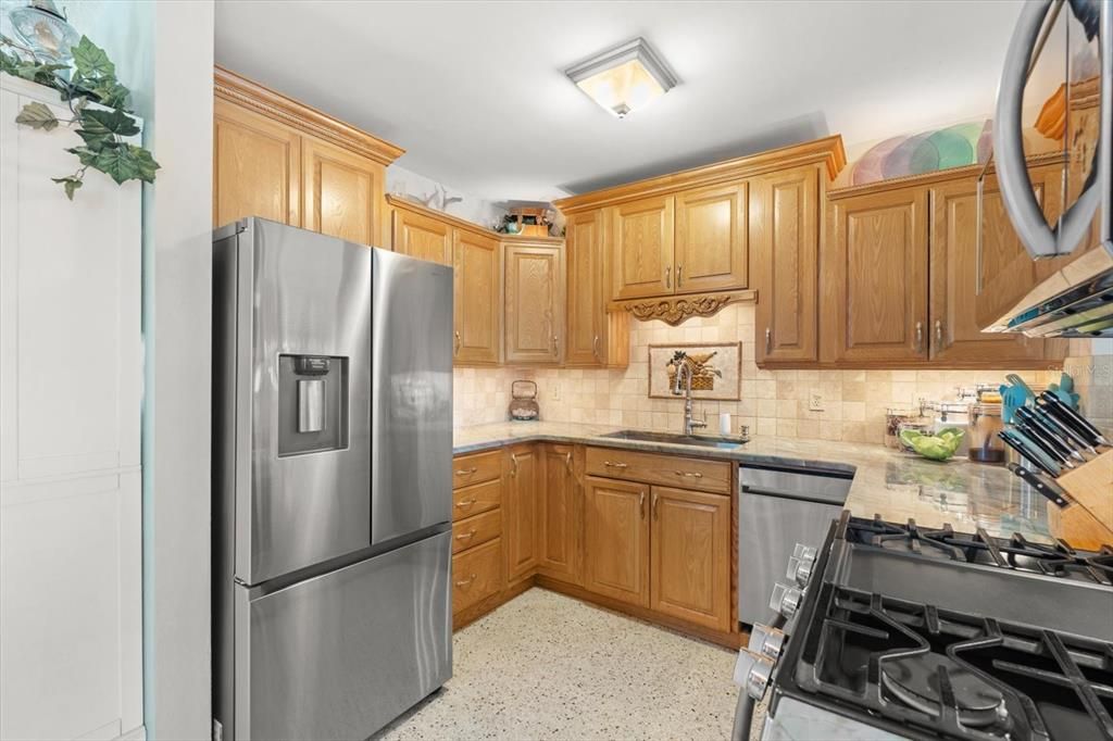 For Sale: $400,000 (2 beds, 1 baths, 899 Square Feet)