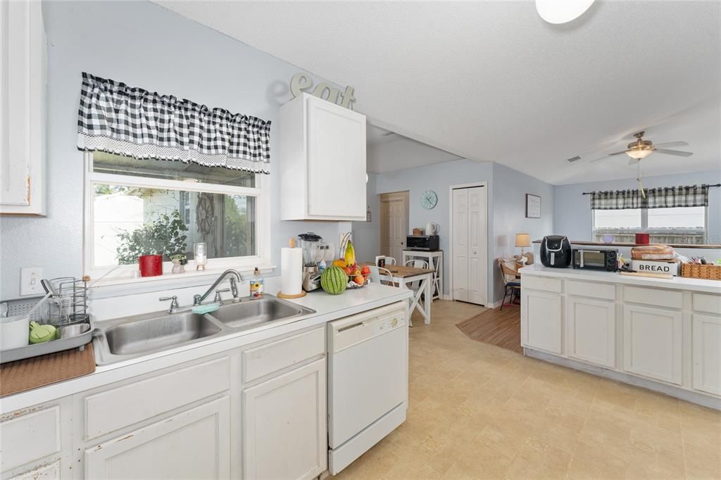 For Sale: $280,000 (4 beds, 2 baths, 1754 Square Feet)