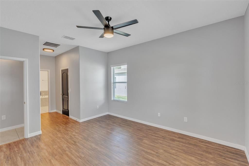 Master Bedroom 2/w 2 Walk-in Closets