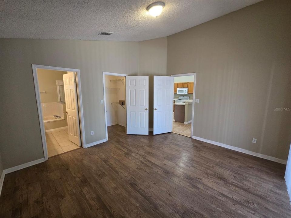 For Sale: $299,900 (3 beds, 2 baths, 1642 Square Feet)