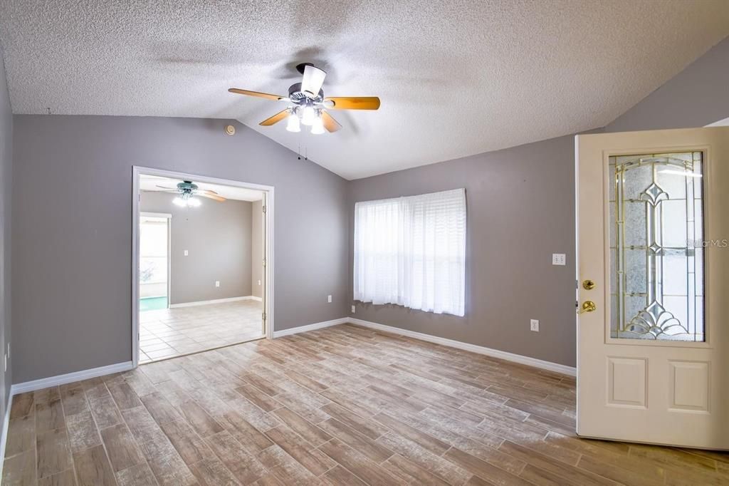 For Rent: $1,600 (3 beds, 2 baths, 1122 Square Feet)