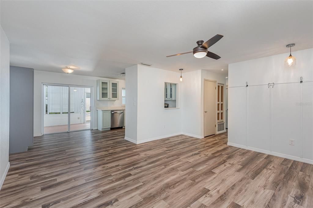 For Sale: $329,000 (3 beds, 2 baths, 1245 Square Feet)