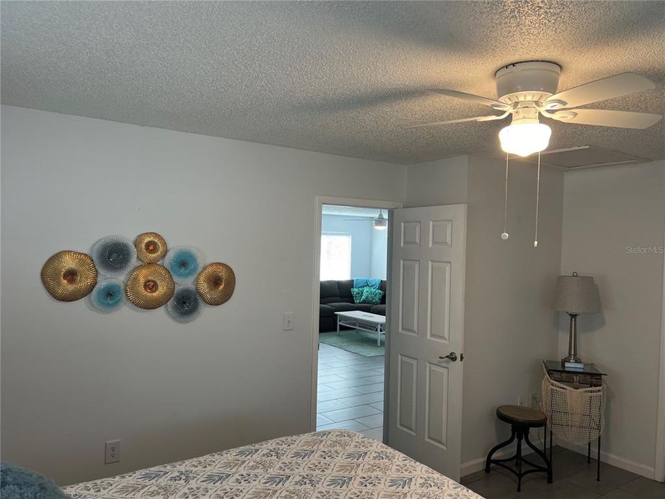 For Sale: $410,000 (2 beds, 1 baths, 987 Square Feet)