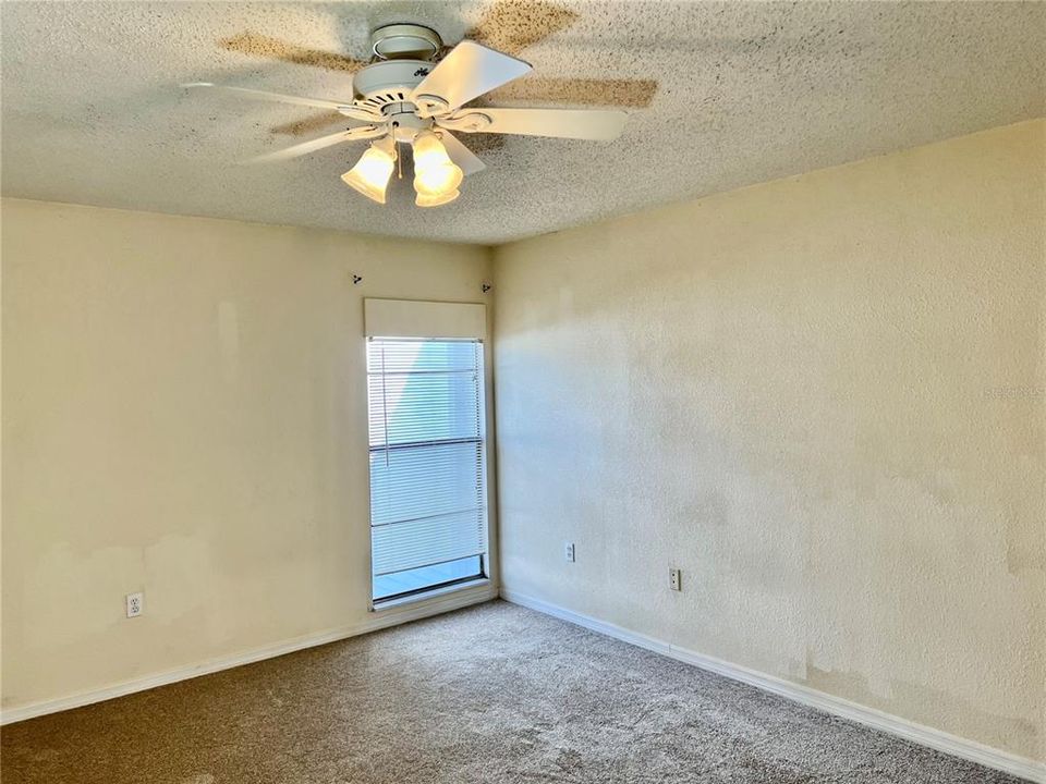 For Sale: $159,900 (2 beds, 1 baths, 960 Square Feet)