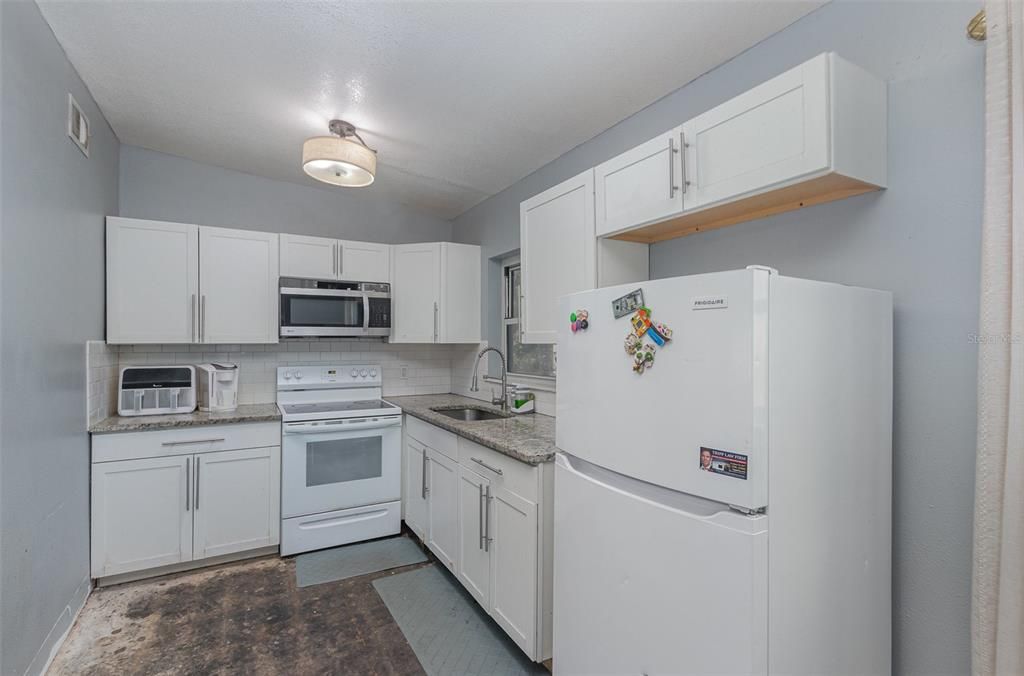 For Sale: $259,000 (3 beds, 1 baths, 1093 Square Feet)