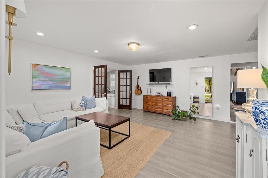 For Sale: $399,900 (2 beds, 2 baths, 1269 Square Feet)