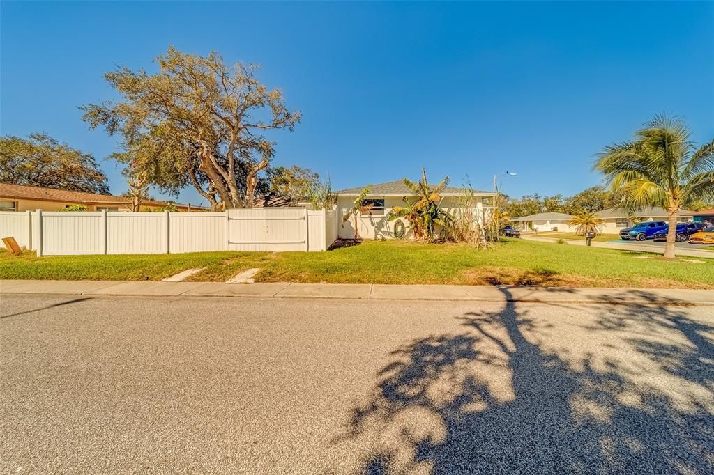 For Sale: $295,000 (3 beds, 2 baths, 1272 Square Feet)