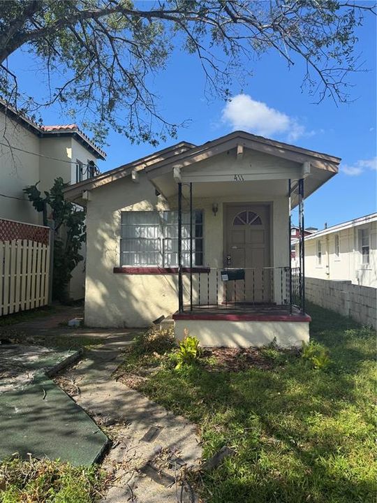 For Sale: $449,000 (2 beds, 1 baths, 938 Square Feet)