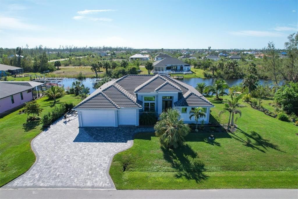 Impressive aerial view showcasing a spacious double lot Bird's-eye view