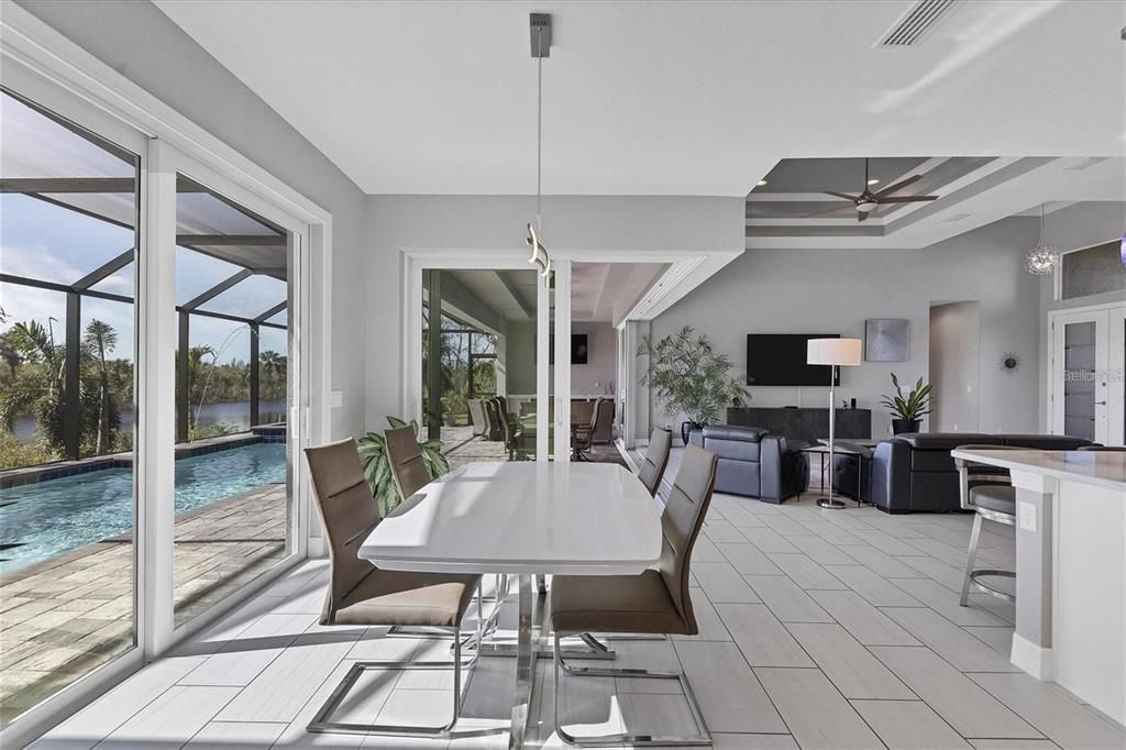 Airy dinning room with large sliders to sun deck