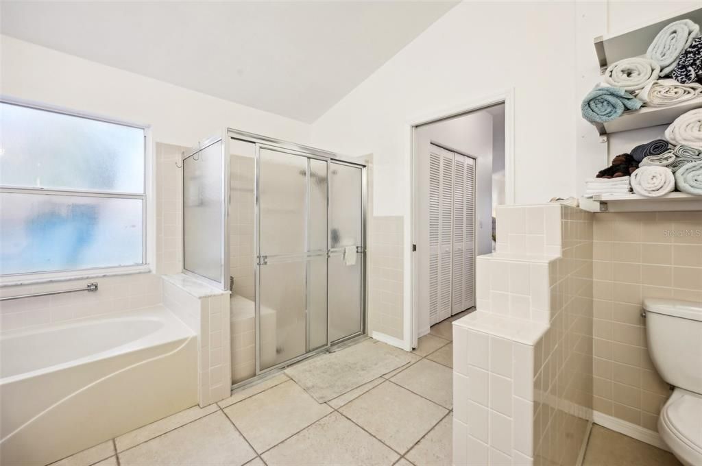 For Sale: $349,900 (2 beds, 2 baths, 1966 Square Feet)