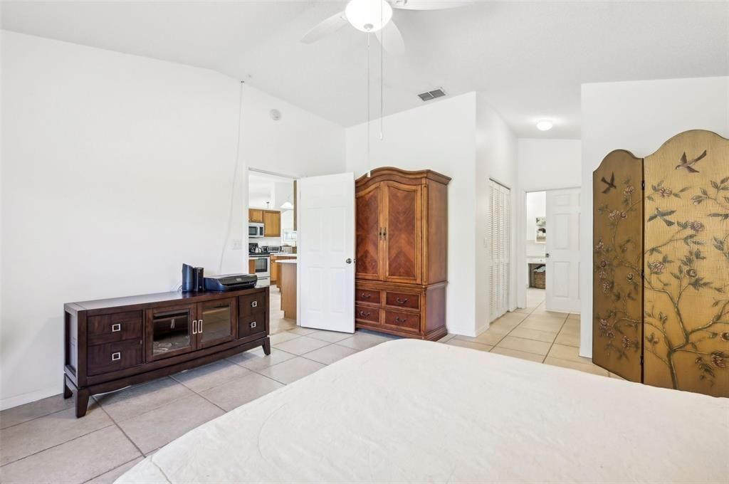 For Sale: $349,900 (2 beds, 2 baths, 1966 Square Feet)