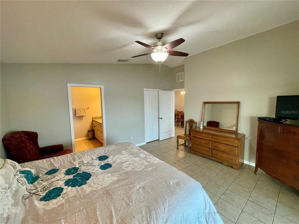 For Rent: $2,500 (3 beds, 2 baths, 1402 Square Feet)