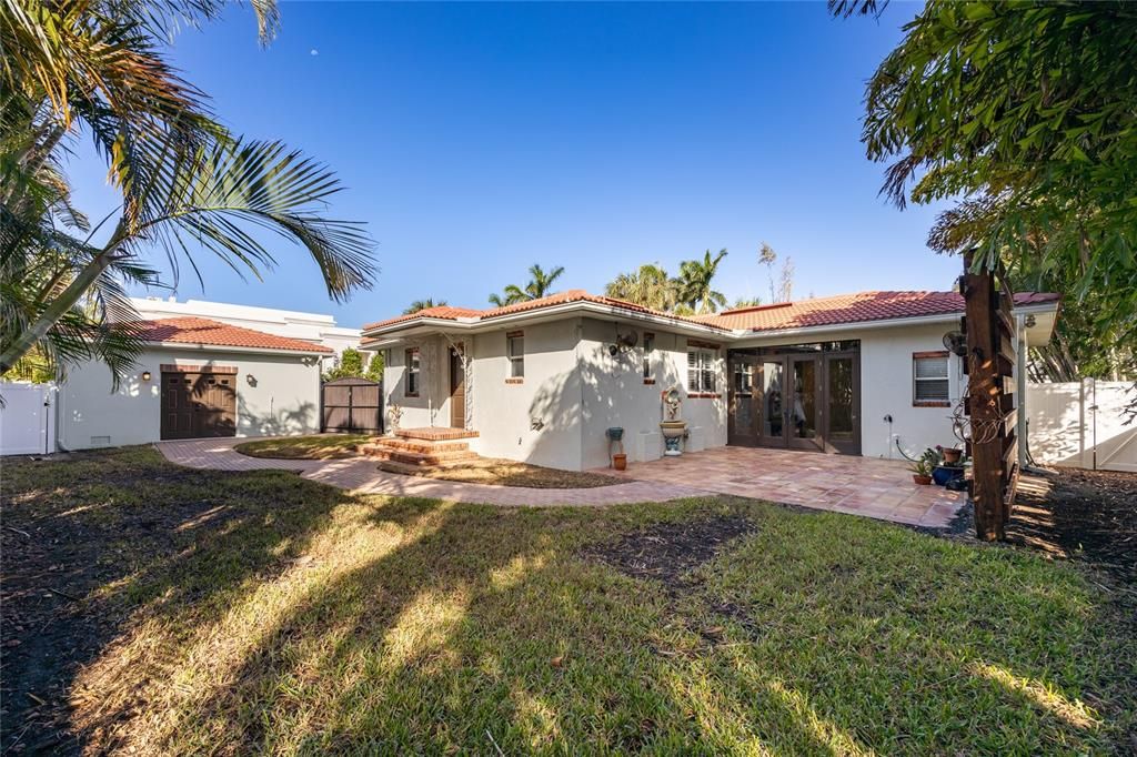 For Sale: $1,200,000 (3 beds, 2 baths, 1678 Square Feet)