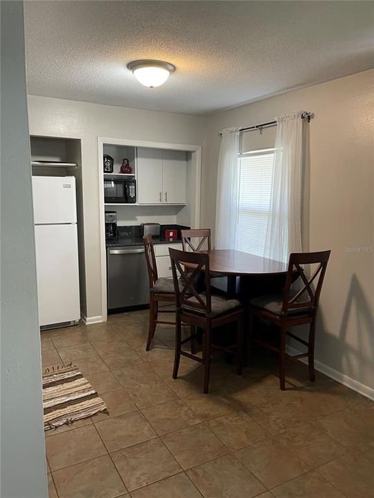 For Rent: $1,750 (2 beds, 1 baths, 700 Square Feet)